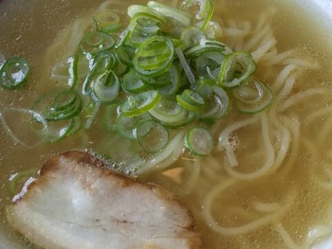 ネギとチャーシューだけの塩ラーメン